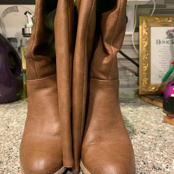 Woman’s high boots - Picture 2 of 8